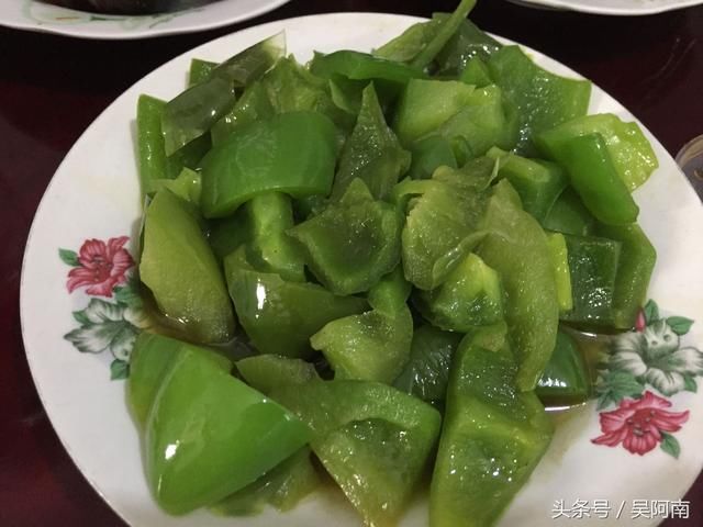 大姨妈家拜年,她却端了一大盘青菜招待我们,真相让我们感动
