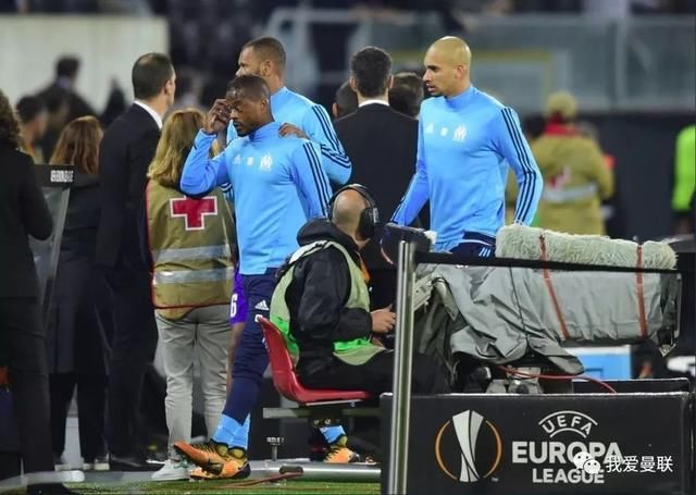 遭粗口辱骂30分钟,曼联三爷赛前飞踹球迷染红