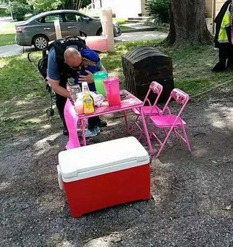 三岁小女孩摆摊卖果汁,引来一群警察