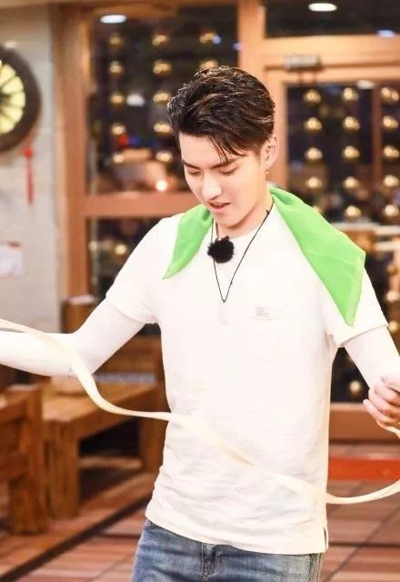比心吴亦凡,全国面馆老板周末集体暴富啦!