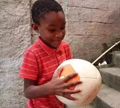 《战狼2》非洲人对中国人的尊重，如今败给美国这一个小发明