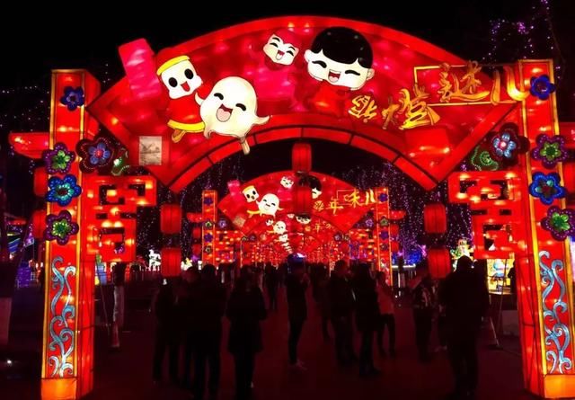 我在唐山 欢喜过年 走！约上小伙伴，到南湖景区看灯展去！