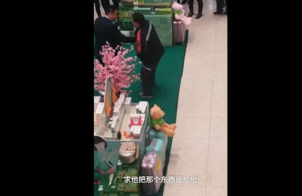 扫码枪被抢要罚款1000元 快递小哥商场内下跪