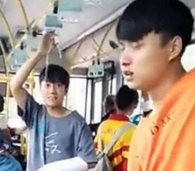 公交车上来一位大胸美女,小伙偷瞄一眼,接下来一幕他尴尬了