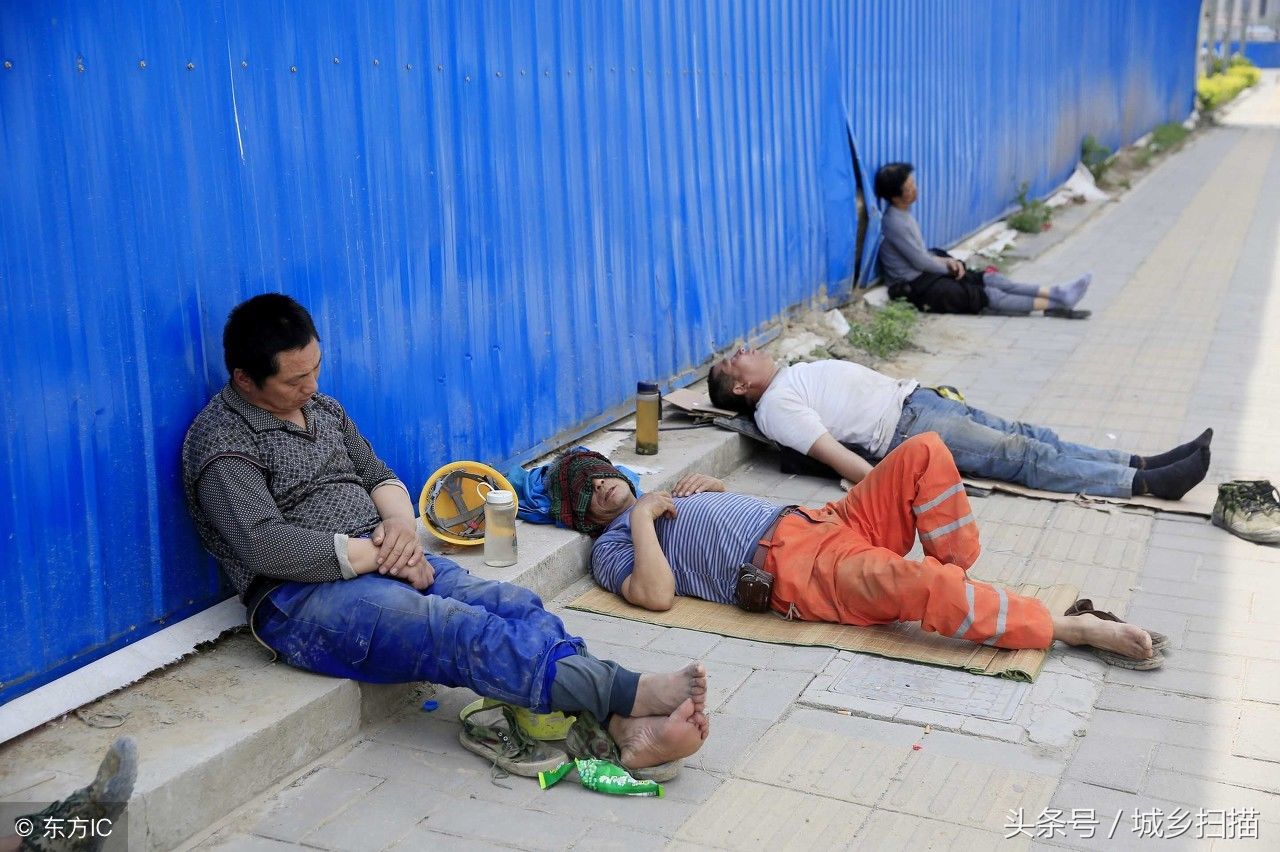 水泥地当床睡得香，农民工12幅午睡图，这样的午休条件你忍心看吗