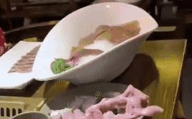 生鸡肉“复活”,只有一半身体还能跳桌逃走,网友:精彩的不是肉 澳门新濠天地注册网址