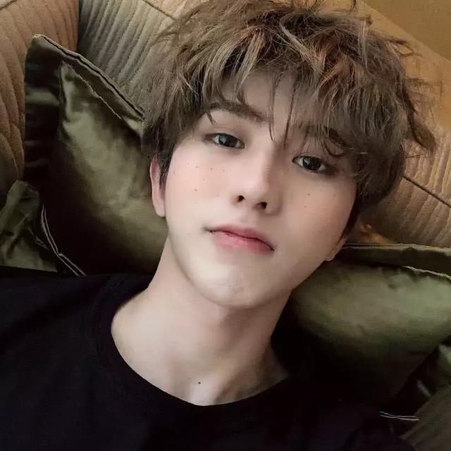 蔡徐坤口号抄袭EXO? 因为一张照片,引发众多