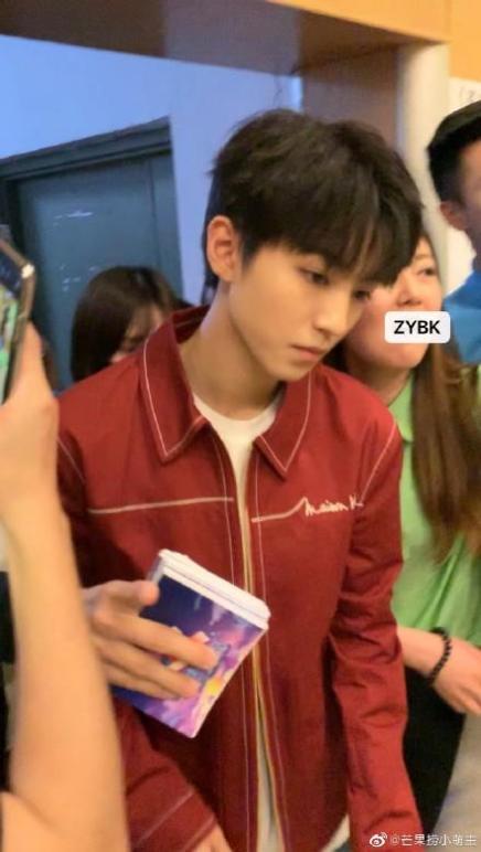 王俊凯五四晚会路人图流出,眉目如画下颌线清