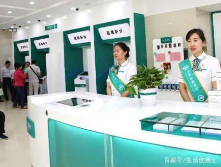 为什么银行职员,总是想让老人存定期,原来背后