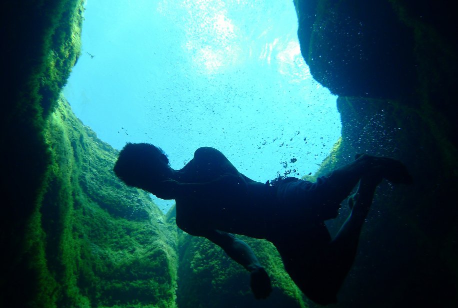 直击一个“杀人不见血”的水潭，但仍旧每年有不少人不顾生死来玩