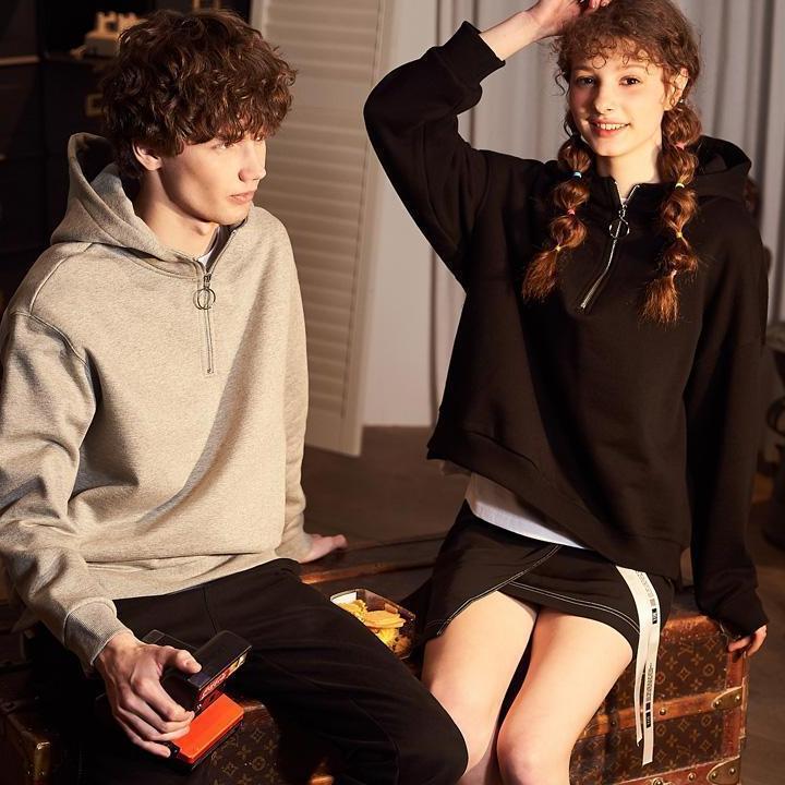 初冬时节, 热恋中男生女生, 穿搭情侣卫衣增添甜