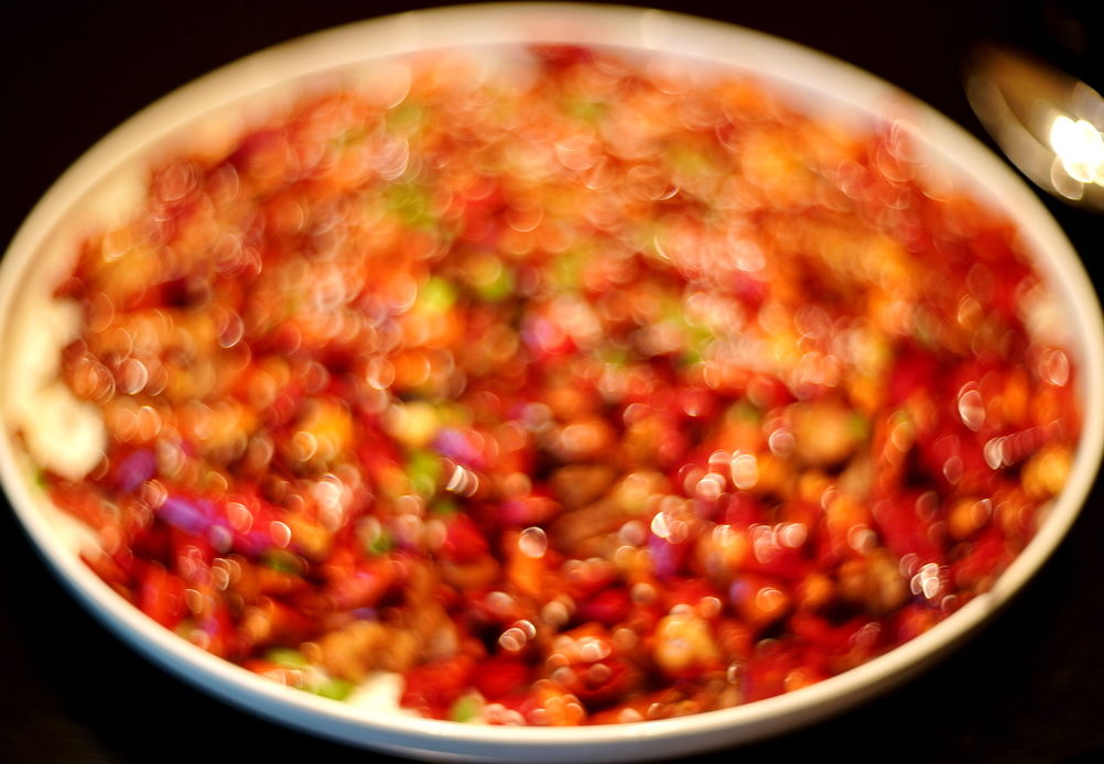 重庆品尝招牌辣子鸡，满盘辣椒找鸡如挖宝，五星级酒店怎么这么抠