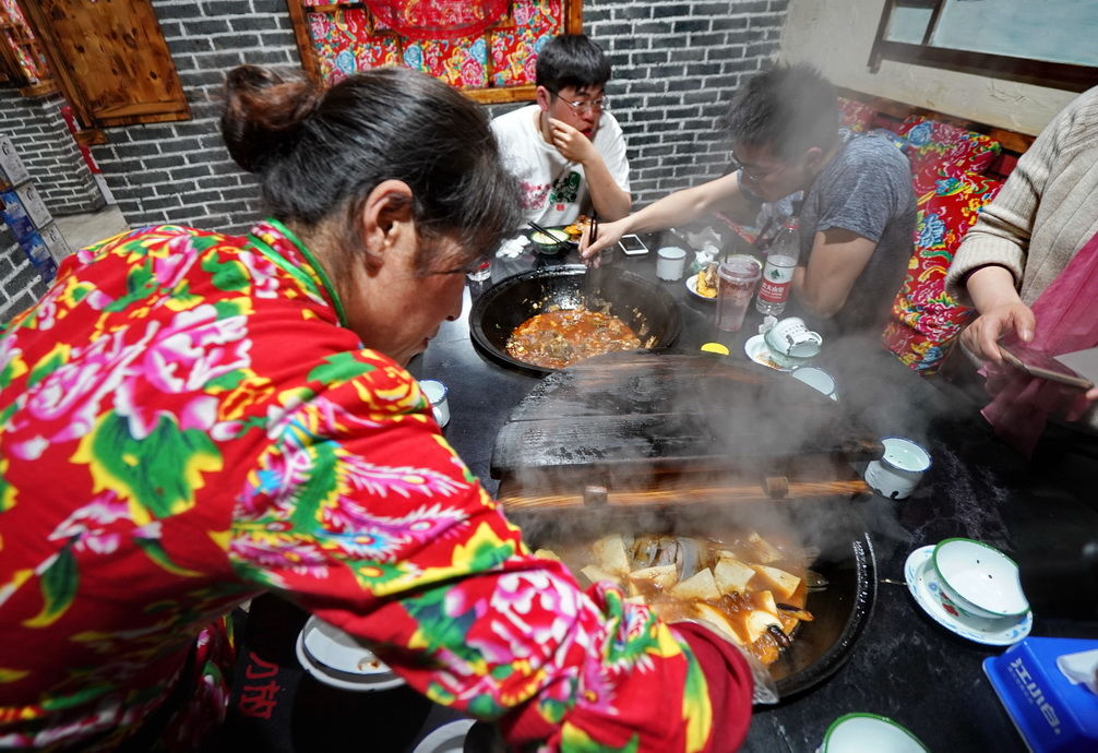 游长白山吃铁锅炖鸡鱼贴饼子，香的南方朋友说这大东北太实在了