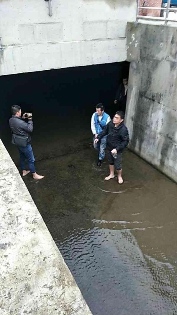 为躲警察 通缉犯情侣藏下水道15天