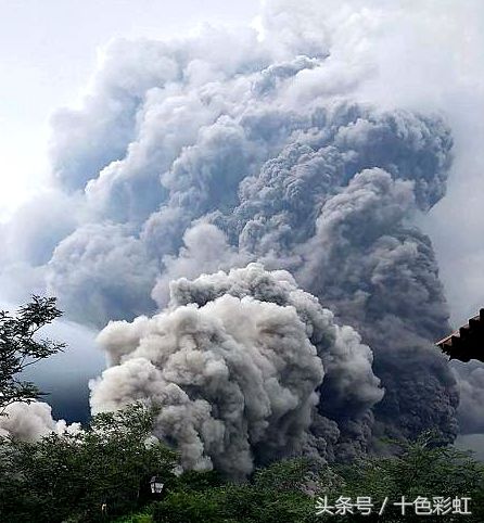 危地马拉火火山剧烈喷发 火山灰覆盖整个村庄无人生还