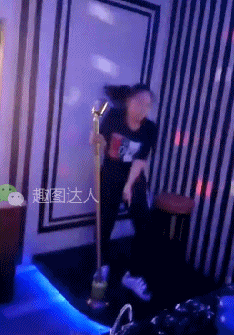 搞笑gif图:别推我了,再推我就拿鞋底子抽你信不信?