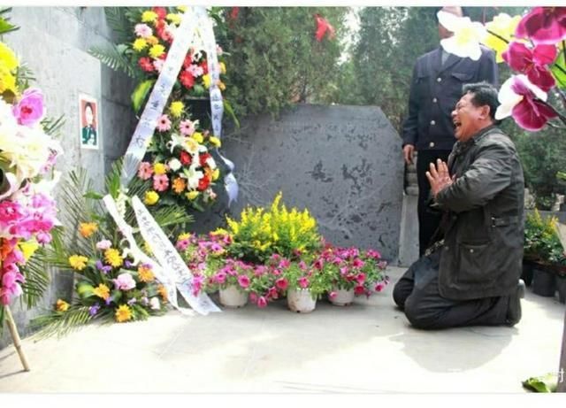 任长霞墓地,牺牲15年后仍有很多群众在墓前跪