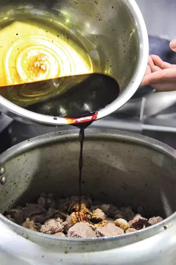 无水煨牛腩?秘制香料打出我们酒店招牌菜!