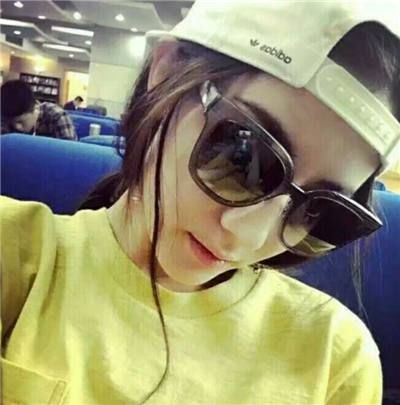 女明星谁戴眼镜好看?赵丽颖气质爆表,第一实至