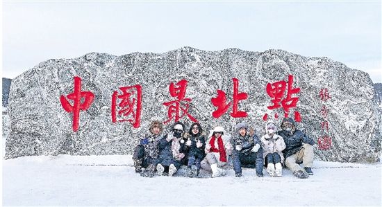 小夫妻奔赴中国最北端，滑雪看驯鹿