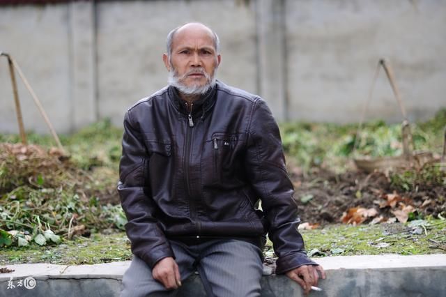 丈夫得了肺癌晚期,妻子做了件事,丈夫回家后奇