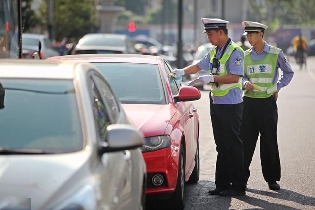 梦境启示，梦见别人开车掉进河里，内心的焦虑与警示