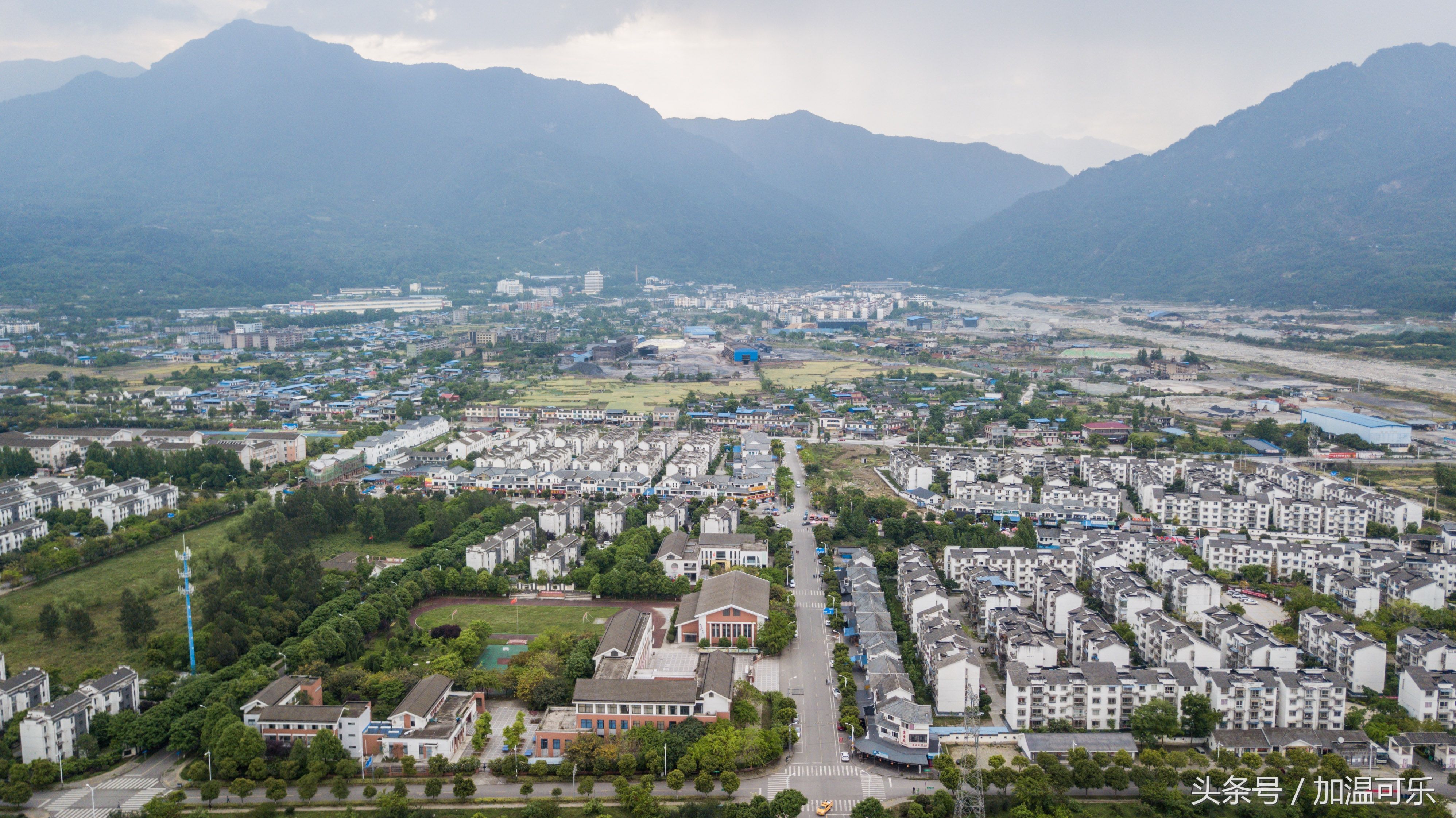 航拍汶川地震后新老城对比 映秀最美、北川宜