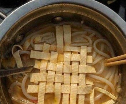 这次快递公司派来的业务员非常勤快,素质挺高