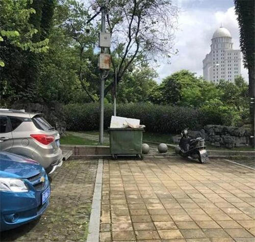 皮卡撞SUV11次 理由居然是着急去发工资?