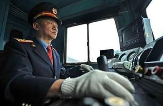 高铁为何每30秒就要踩一次踏板？原来这份工作并不轻松啊！