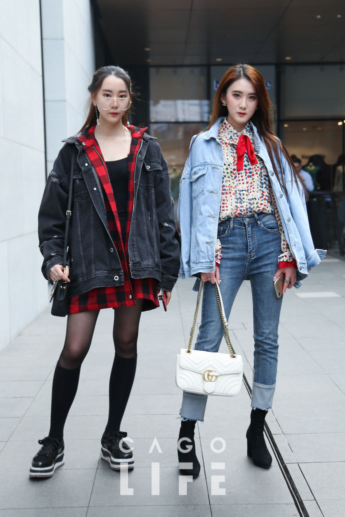 成都街拍,牛仔衣外套内搭红黑格子衬衫,休闲与