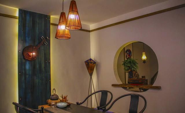 女子在儿童乐园