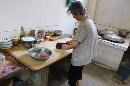 坐月子婆婆给我吃臭鸡蛋，我恨死她，看到她在厨房吃饭，我捂住嘴