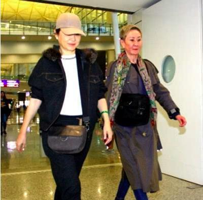 64岁林青霞与67岁施南生同框比美,玉镯太抢镜