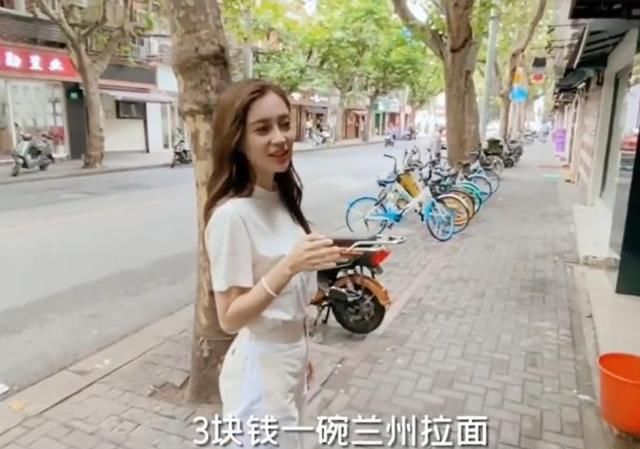人气不再？Angelababy重走童年路，偶遇路人却无人认识