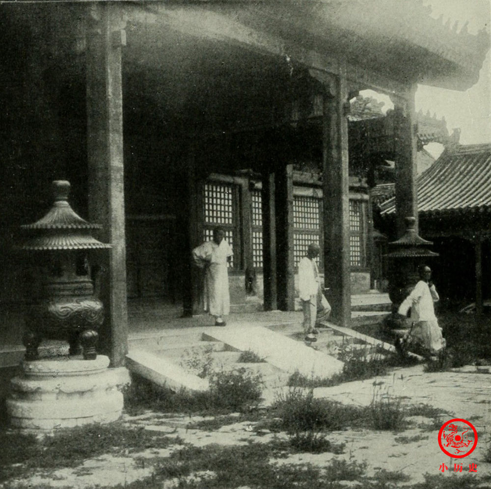 老照片:八国联军占领紫禁城 太监为洋人提供茶