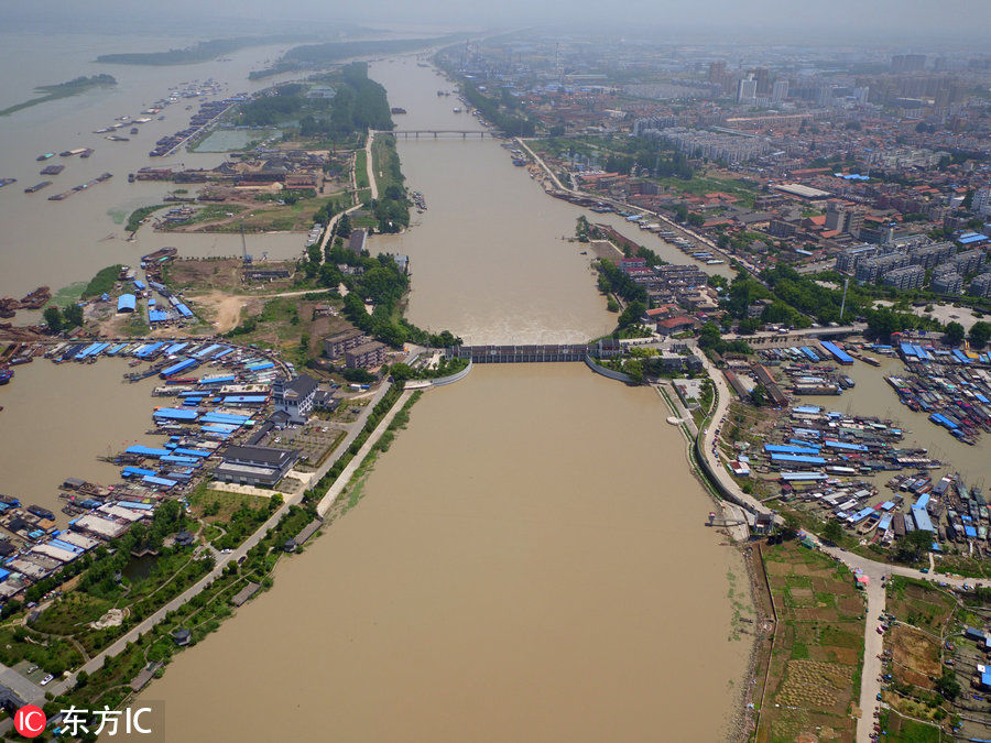 俯瞰江苏洪泽湖持续泄洪 水流湍急航行难