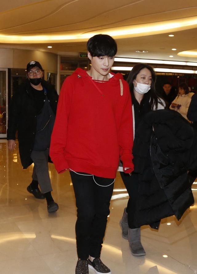 2017央视春晚幕后照曝光!刘涛光腿喝牛奶,蒋欣