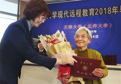 81岁学霸奶奶拿本科毕业证书,懂5国语言,网友