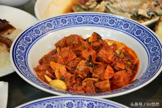 过大年回娘家,娘家用这两桌饭招待女婿,您看怎么样