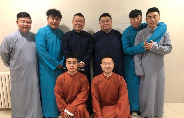 尚筱菊表演结束辅导妹妹做作业,露疼爱眼神,师