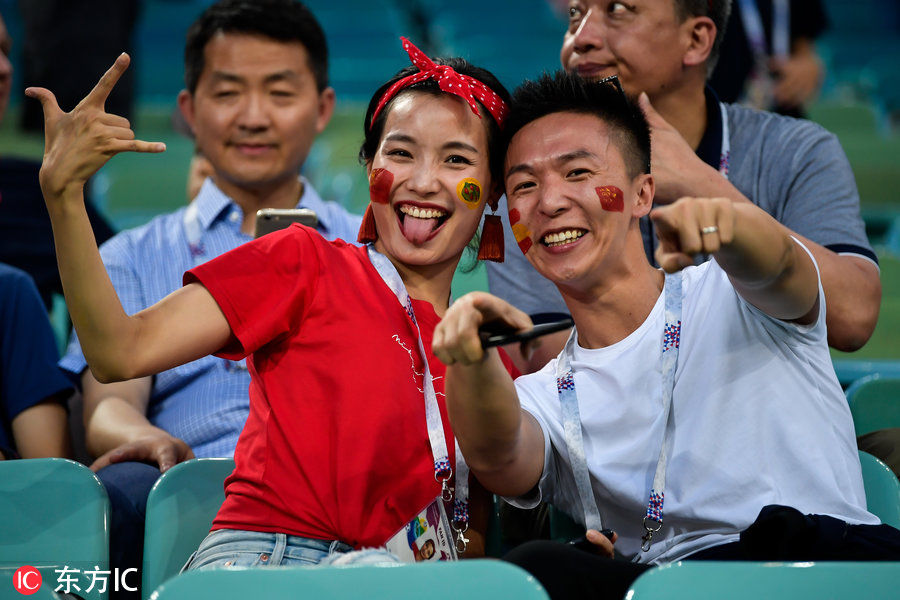 中国球迷观战西葡焦点战 高举五星红旗呼吁C罗来中超_【快资讯】