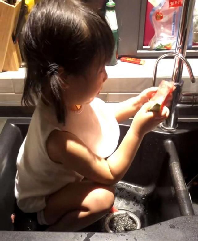 “最懒惰爸爸”火了,怕女儿吃西瓜乱吐籽,想的办法妈妈都佩服 澳门凯旋门在线