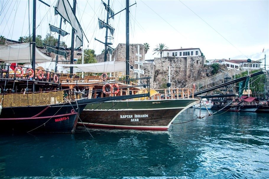 中国人喜欢去欧美旅游，这几个小岛被外来的欧美人挤爆!