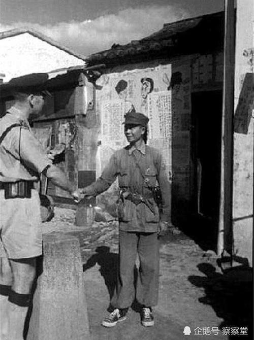 建国后,解放军与英军在香港深圳界碑相遇,气势