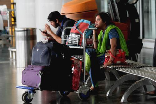 印度遭20年来最强热带气旋袭击 航班取消列车