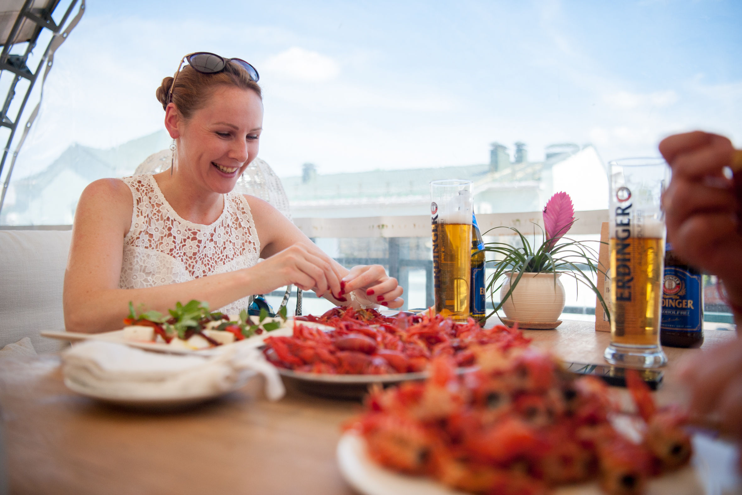 俄罗斯餐厅世界杯期间推美女服务员喂小龙虾服