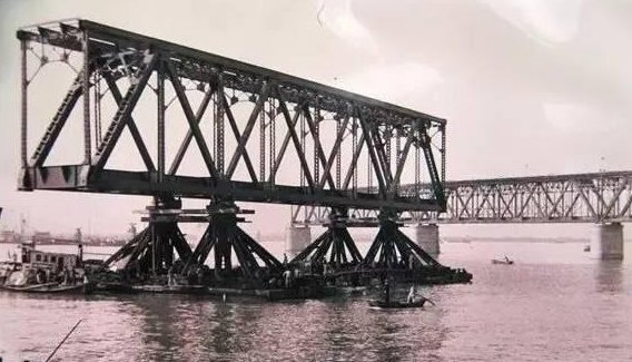 中国第一座现代化大桥,设计师却在通车仅3个月