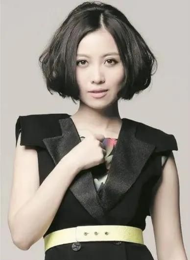 姚贝娜离世5年，张碧晨再送祝福，墓前鲜花不断，她是天生歌者