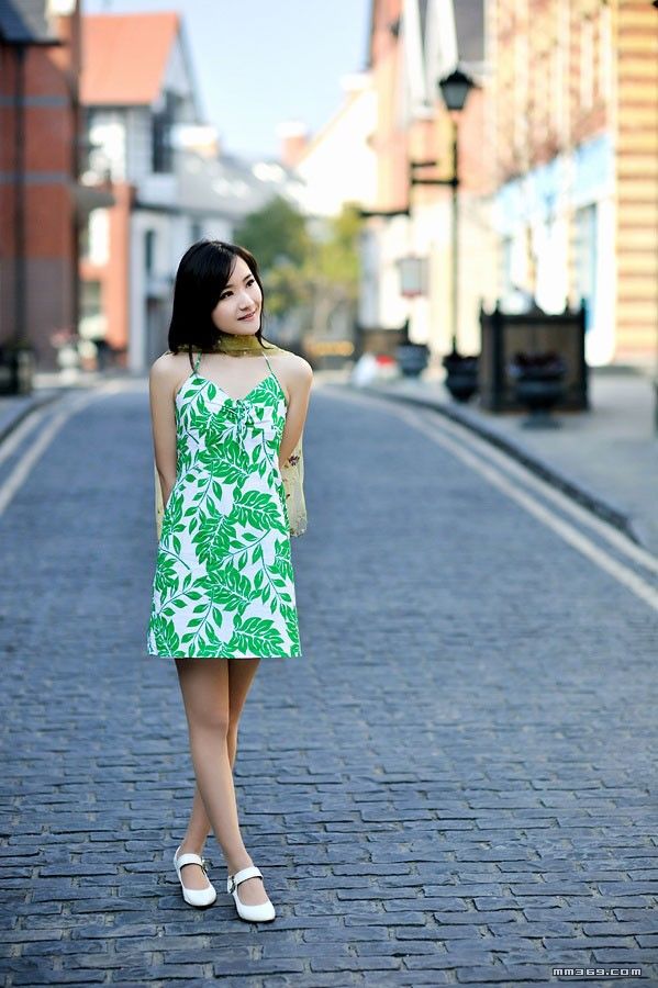 旅途中遇到的手捧花朵的女孩